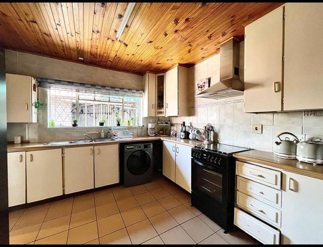 3 BEDROOM COMPLEX FOR SALE IN SCOTTSVILLE